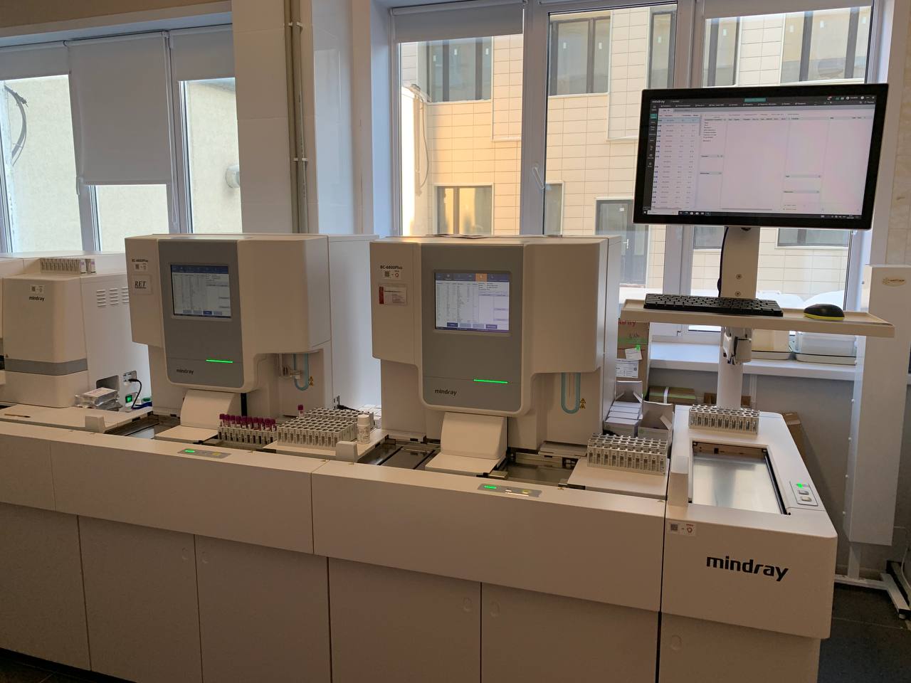 В отделе лабораторной диагностики ВОККДЦ установлена новая система автоматической загрузки и транспортировки проб 